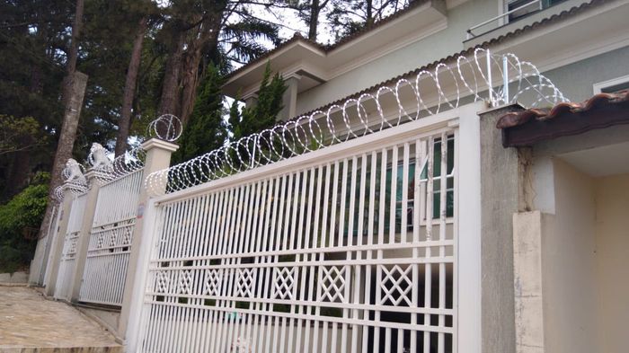 Concertina espiral instalada em muro residencial