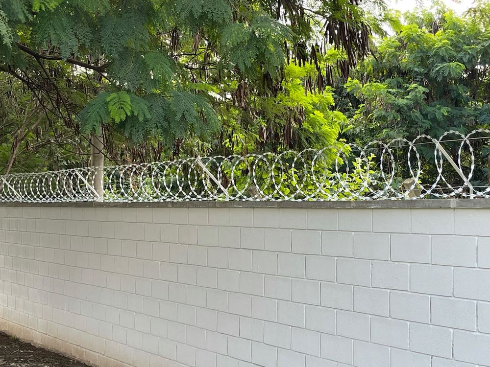 Instalação de concertina espiral 45cm sobre muro residencial