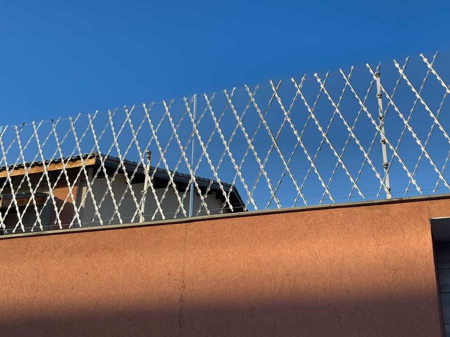 Instalação de Rede Navalhada em muro residencial