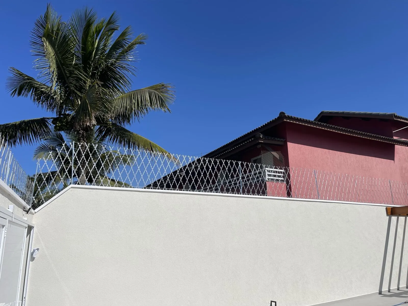 Rede navalhada instalada em muro de casa de alto padrão em São Paulo