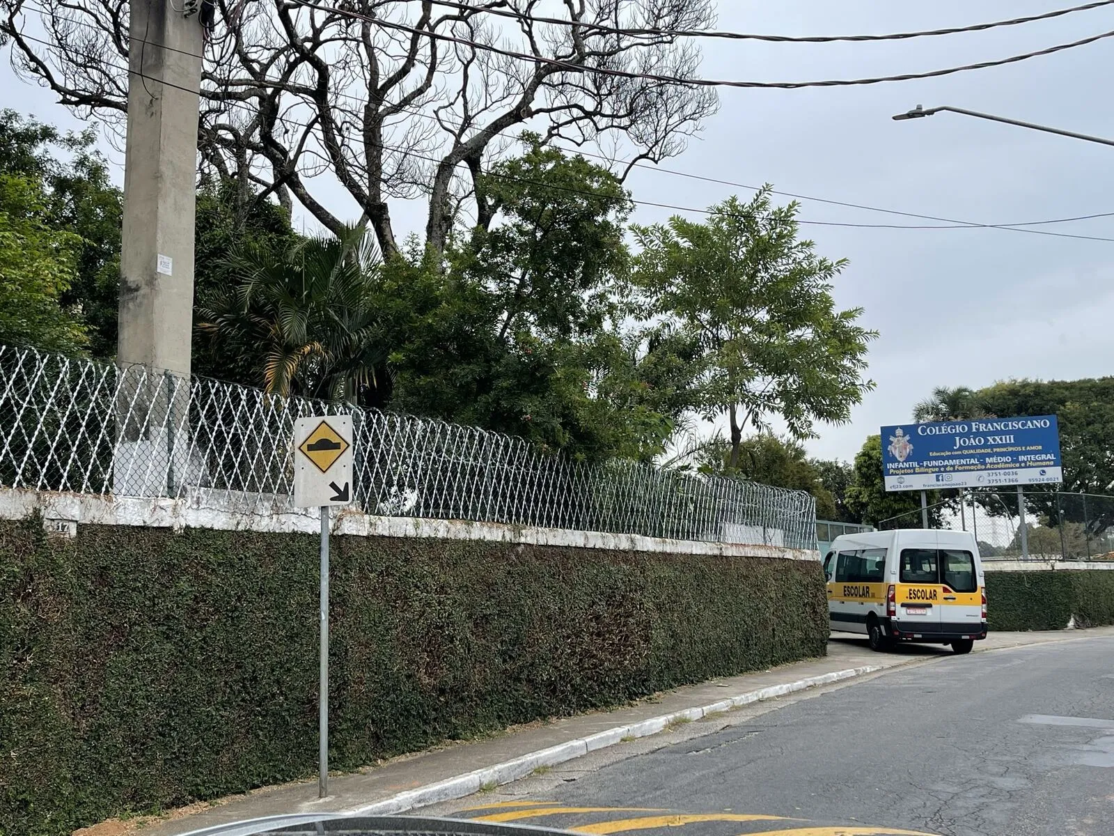 Rede navalhada protegendo o perímetro de colégio em São Paulo