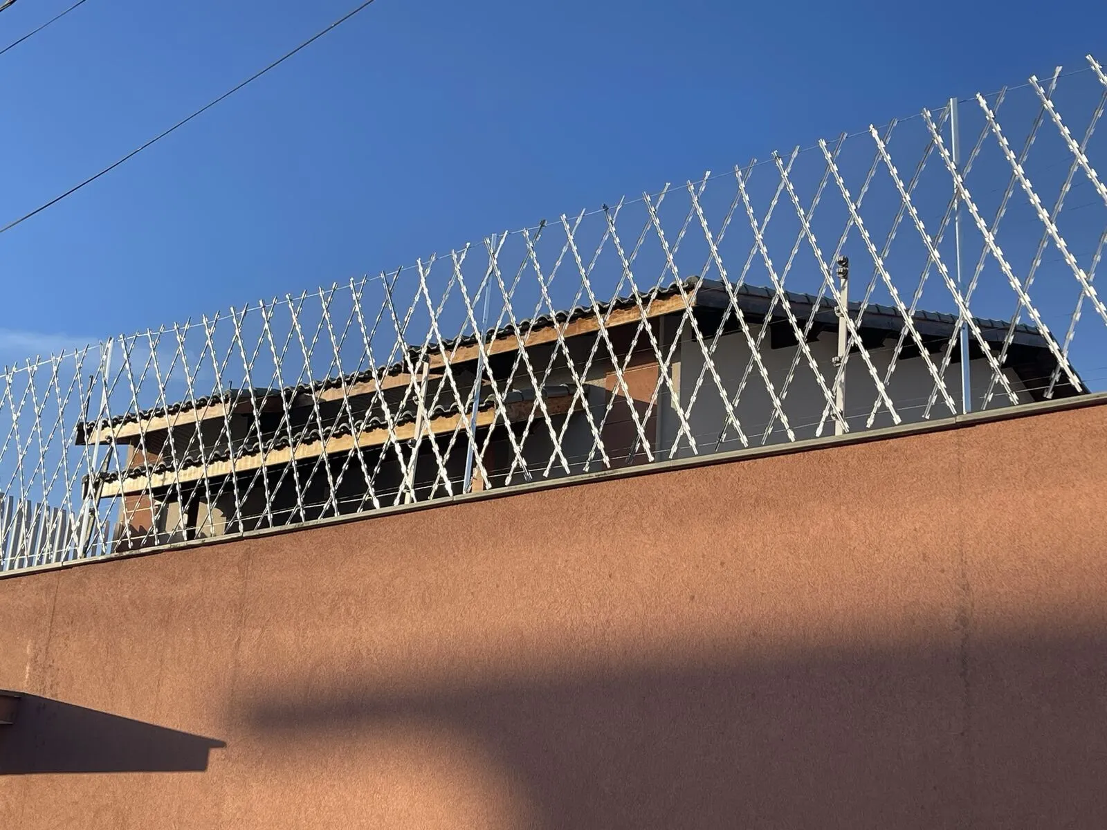Detalhe do painel soldado de rede navalhada com lâminas de aço instalado pela LMP