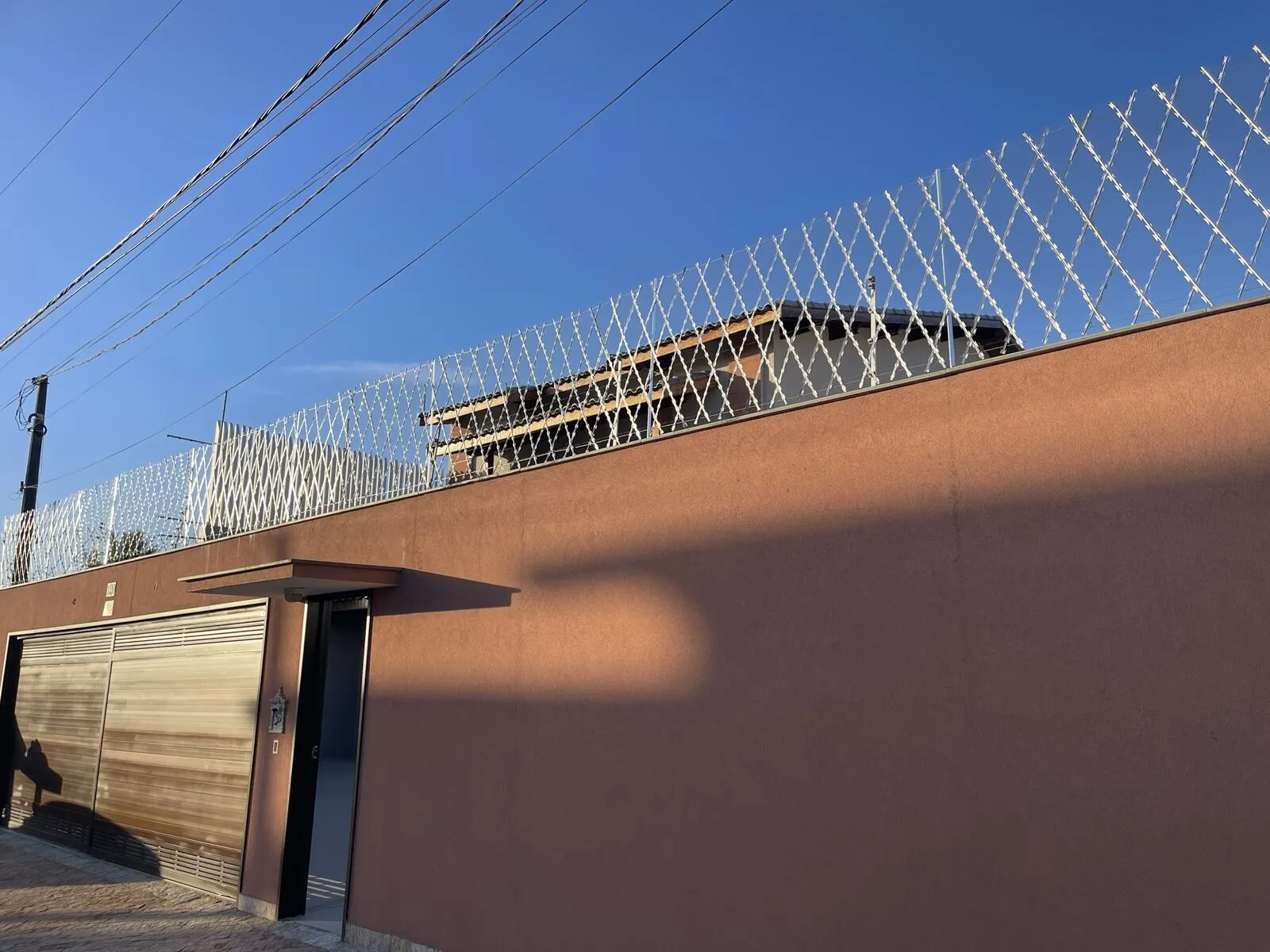 Fachada residencial protegida com rede navalhada instalada pela LMP